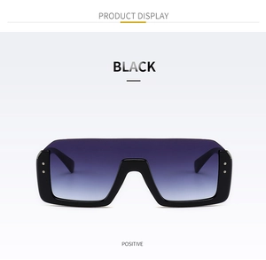 Nahaufnahme der trendigen Übergroße-Sonnenbrille mit lila Verlaufsgläsern und Nieten