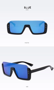 Blaue Monoglas-Sonnenbrille mit schwarzem breitem Rahmen und silbernen Nieten