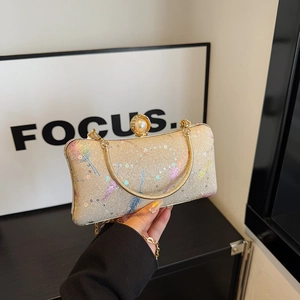 Pochette pailletée champagne avec plumes colorées et fermoir perle et diamant
