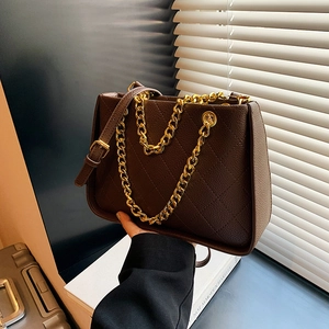 Sac fourre-tout matelassé marron foncé avec chaîne dorée et bandoulière réglable