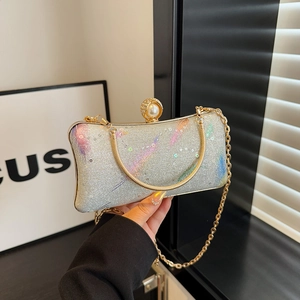 Sac à main étincelant tendance avec fermoir perle et chaîne dorée pour soirée chic