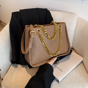 Sac carré matelassé taupe avec bandoulière chaîne dorée et finition cuir texturé