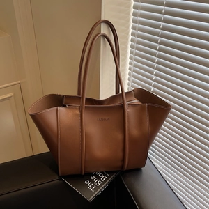 Sac cabas rétro en cuir marron avec gaufrage FASHION et surpiqûres contrastées sur table