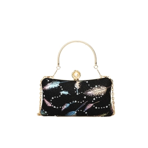 Elegante bolso de noche negro con estampado de plumas coloridas y asa de anillo dorada