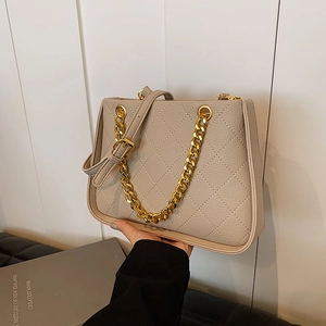 Sac à main carré beige matelassé avec chaîne dorée tendance pour femmes