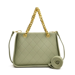 Sac carré matelassé vert clair avec poignée en chaîne dorée et texture cuir grainé