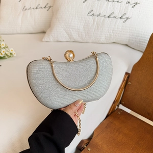 Pochette de soirée demi-lune argentée à paillettes avec fermoir perle et chaîne