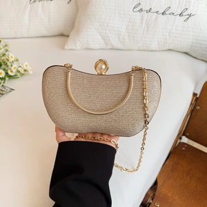 Pochette demi-lune dorée à paillettes avec fermoir perle et bandoulière chaîne
