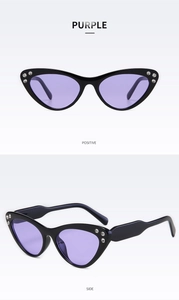 Dettaglio di occhiali da sole cat-eye viola con strass su montatura nera