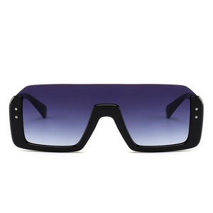 Übergroße quadratische Sonnenbrille mit lila Verlaufsgläsern und silbernen Nieten