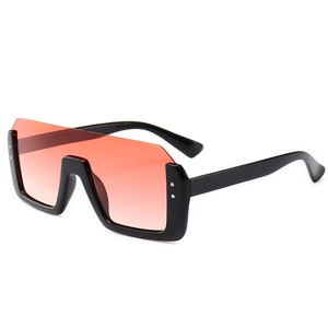 Trendige Oversize-Sonnenbrille mit orangefarbenen Verlaufsgläsern und Nieten-Details