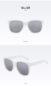 Detail der weißen quadratischen Sonnenbrille mit silber verspiegelten Gläsern