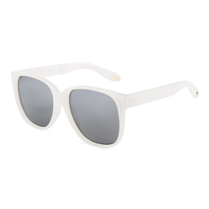 Modische Oversize-Sonnenbrille in Weiß mit dunklen Gläsern und goldenen Akzenten