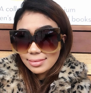Occhiali da sole quadrati oversize alla moda con montatura sfumata tartarugata su modella asiatica
