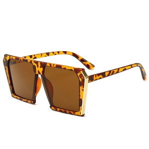 Retro oversized tortoiseshell sunglasses with brown lenses and gold metal hinge accents