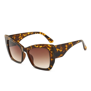 Fashionable oversized cat-eye sunglasses with tortoise shell frames and brown gradient lenses