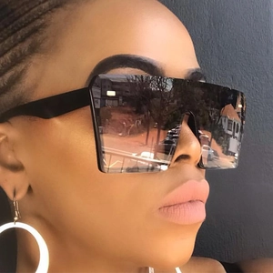 Side view of rimless flat top oversized sunglasses with gradient lenses on model