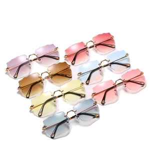Frameless square sunglasses with wavy gradient lenses and golden metal temples