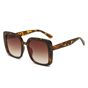 Classic oversized square sunglasses with tortoise frame and brown gradient lenses
