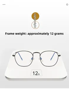 Nahaufnahme der schwarzen Metallbrille auf einer Waage mit einem Gewicht von ca. 12 Gramm