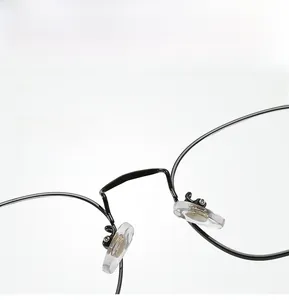 Detail der Silikon-Nasenpads an der schwarzen polygonalen Blaulichtfilter-Brille