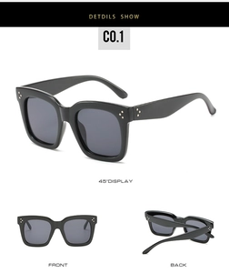 Occhiali da sole quadrati neri con rivetti argentati visti da diverse angolazioni