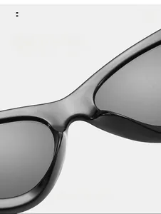 Gros plan sur les plaquettes de nez intégrées de ces lunettes de soleil œil de chat