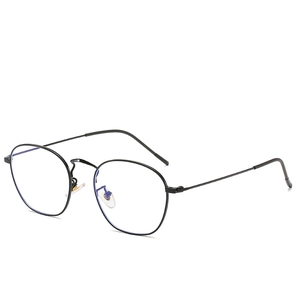 Minimalistische schwarze Polygon-Metallbrille mit Blaulichtfilter auf weißem Hintergrund