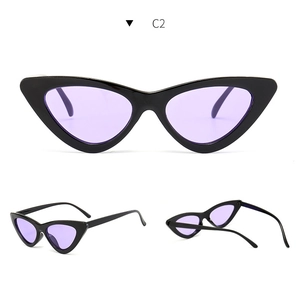 Vue triple de lunettes de soleil œil de chat rétro avec monture noire et verres violets