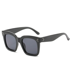 Occhiali Da Sole Quadrati Oversize Retro Decorazione Rivetti Protezione UV400 Montatura PC Lenti AC Moda Classica Unisex