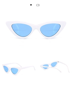 Vues détaillées de lunettes de soleil œil de chat blanches avec verres bleu clair