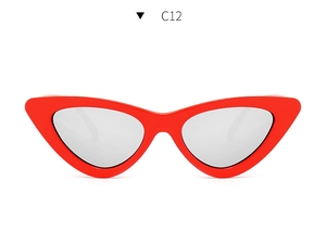 Détail de lunettes de soleil œil-de-chat rouges avec verres miroirs argentés