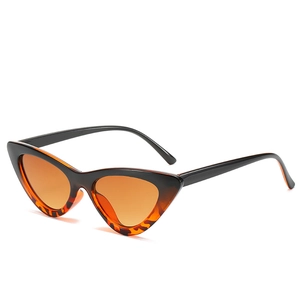 Lunettes de soleil œil de chat écaillées avec verres orange vus sous un angle de 45 degrés