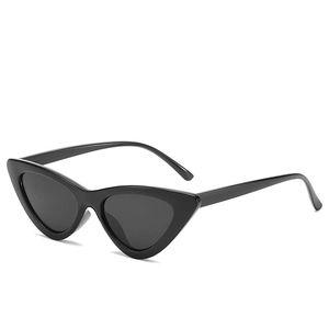Lunettes de soleil œil de chat rétro noires avec monture brillante vues sous un angle de 45°