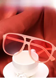 Détail des lunettes de soleil aviateur avec dégradé rose et double pont de monture