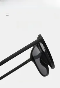 Détail de la monture en métal mat des lunettes de soleil carrées à texture légère