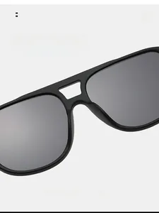 Détail des plaquettes de nez intégrées sur lunettes de soleil carrées noires mates