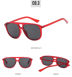 Trois vues de lunettes de soleil carrées rouge translucide avec des verres gris foncés