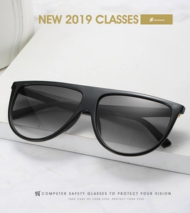 Détail macro de lunettes d'ordinateur noires avec verres anti-lumière bleue sur marbre