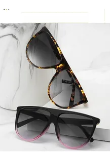 Gros plan détaillé des lunettes de soleil oversize en écaille et dégradé rose