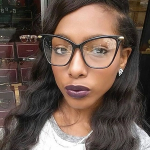 Nahaufnahme der schwarzen Cateye-Brille mit Goldnieten getragen von einem Frauenmodell