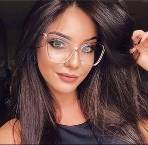 Nahaufnahme eines Models mit modischer, transparenter Cat-Eye-Brille mit großem Rahmen