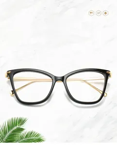 Nahaufnahme der modischen schwarzen Cat-Eye Brille mit Blaulichtfilter und Gold-Scharnier