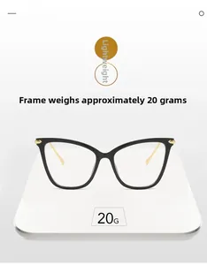 Detail der leichten Cat-Eye-Brillenfassung mit 20g Gewicht auf einer Waage