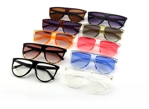 Vue à plat de lunettes de soleil carrées à sommet plat en plusieurs coloris sur blanc