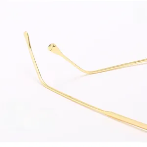 Nahaufnahme goldener Metallbügel für Katzenaugen-Sonnenbrillen mit minimalistischem Design