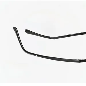 Détail macro des branches de lunettes noires avec charnières en métal argenté durable