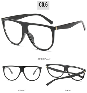 Trois vues de lunettes noires surdimensionnées à monture avec détails dorés