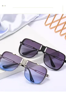 Détail de lunettes de soleil carrées en métal avec monture ajourée et verres dégradés chic