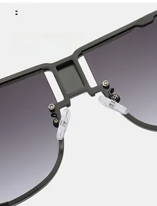 Détail macro des plaquettes de nez en silicone et du pont industriel de lunettes de soleil